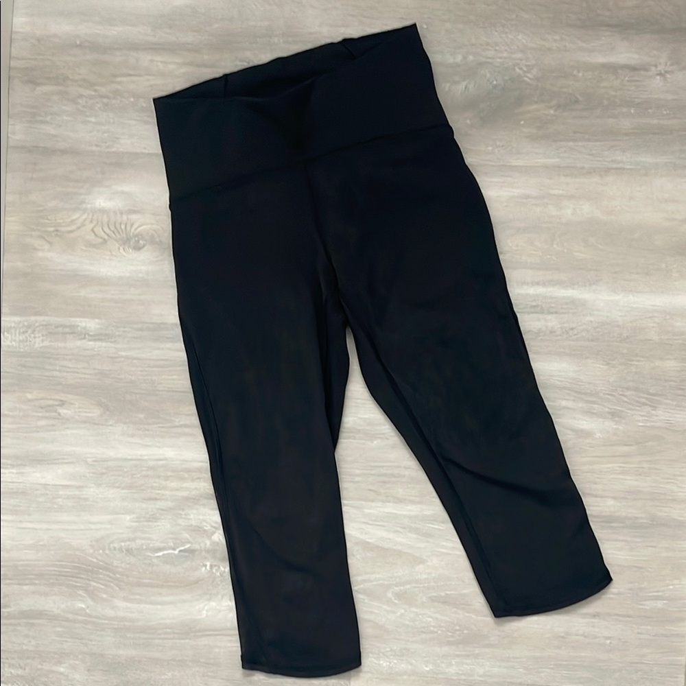 EUC Lululemon Black Capri Leggings with Mesh Side Panel